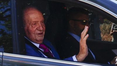Recibimiento a Juan Carlos I en Zarzuela con banderas españolas y gritos de "¡Viva el rey!"