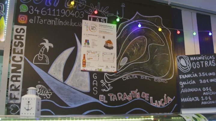 Degustando el "puro sabor del mar" en esta ostrería del mercado de Antón Martín