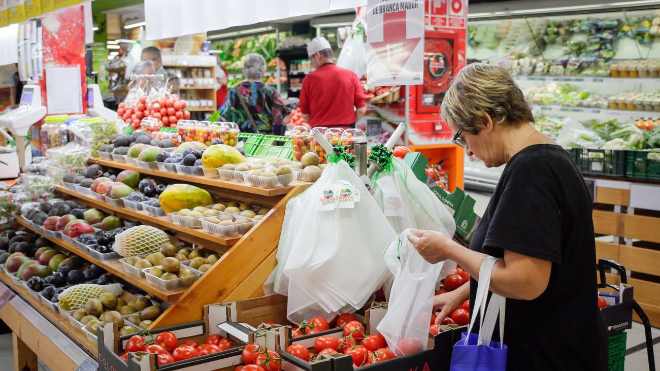 Mujer realizando la compra en un supermercado