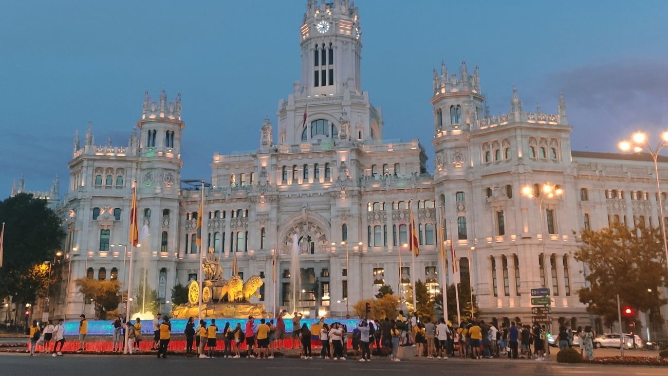 La fuente de Cibeles con los colores de la bandera de Ecuador