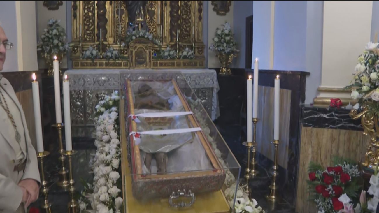 Largas colas para ver el cuerpo incorrupto de San Isidro