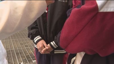 Menor apuñalado en Vallecas: fue atacado por error y se investiga como una agresión entre bandas