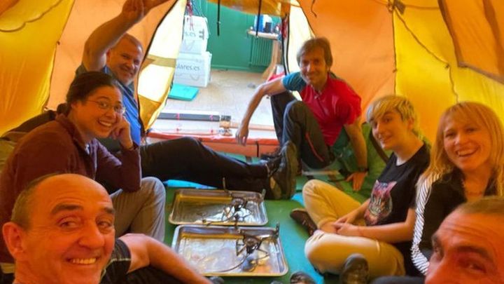Miembros de la expedición en el interior de una de las tiendas del trineo / TRINEO DE VIENTO