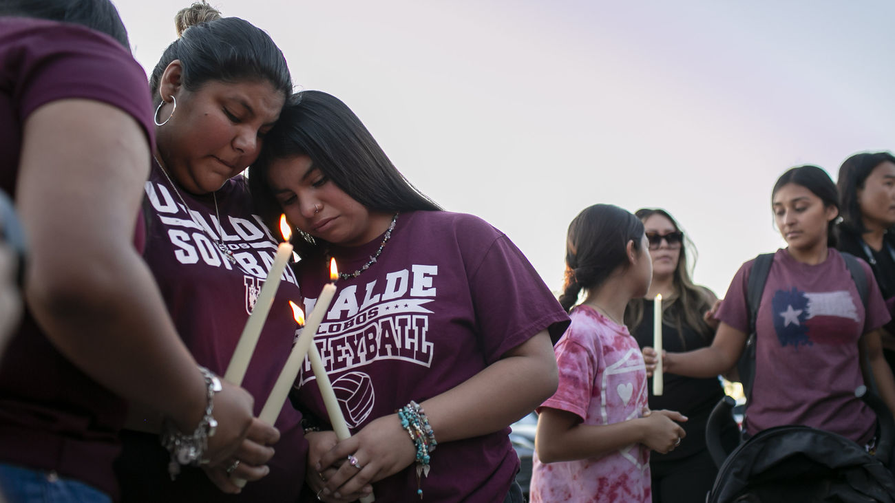 Vigilia en Uvalde por las víctimas del tiroteo en la escuela primaria