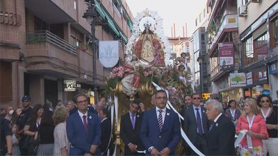 Cerca de 50.000 personas asisten a la bajada de  la Virgen de Los Ángeles en Getafe