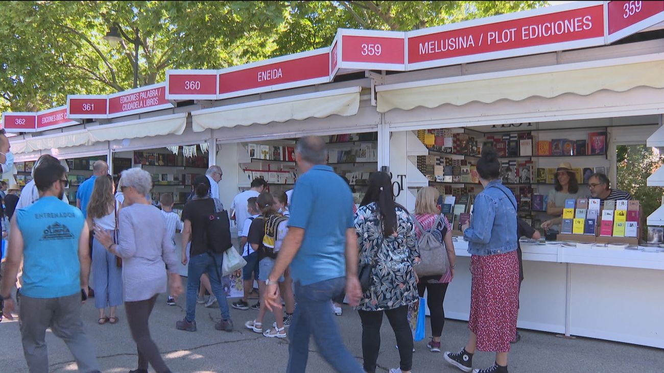 Los madrileños vuelven a recorrer la Feria del Libro