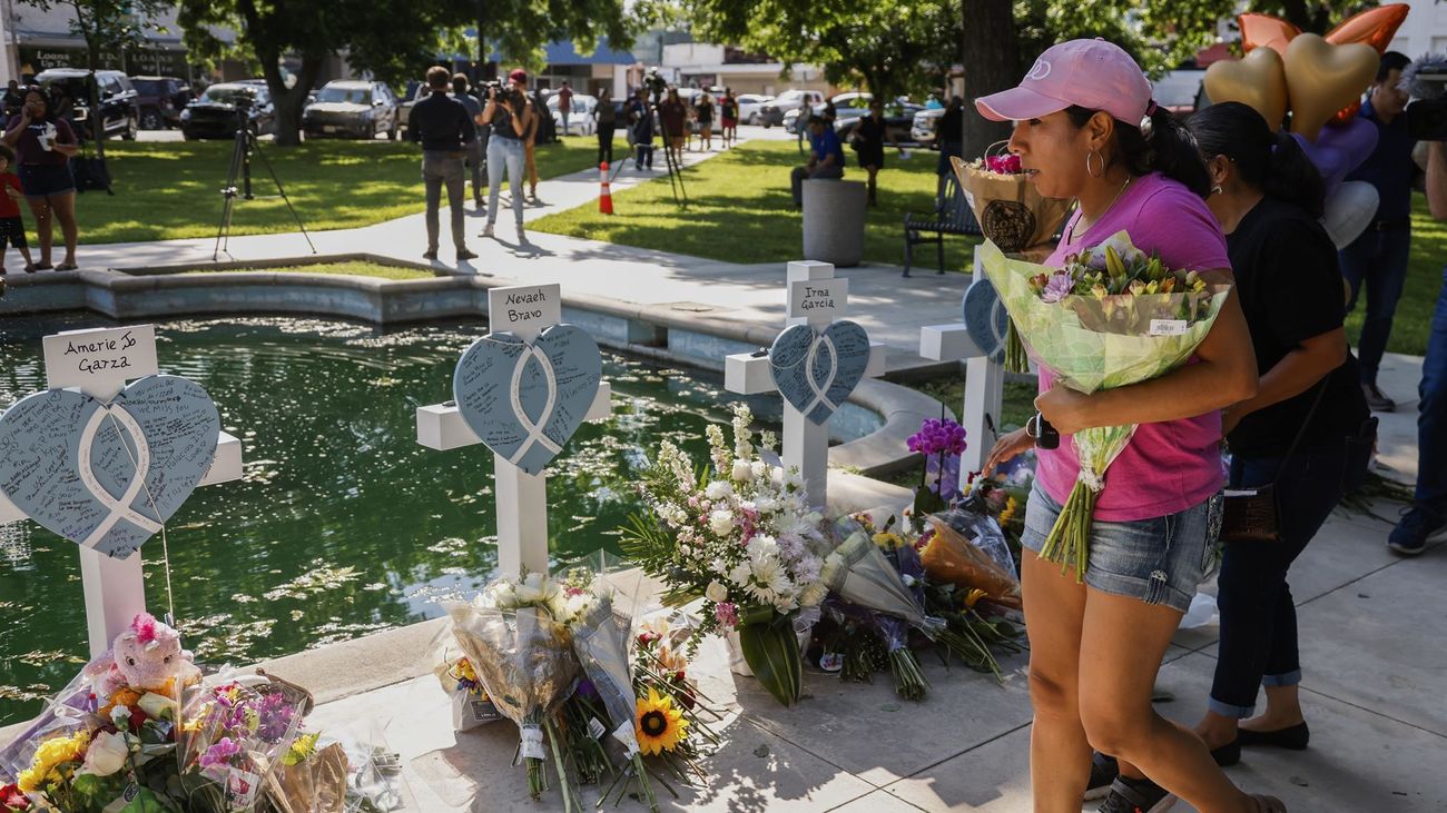 Flores en homenaje a las víctimas de la matanza de Texas