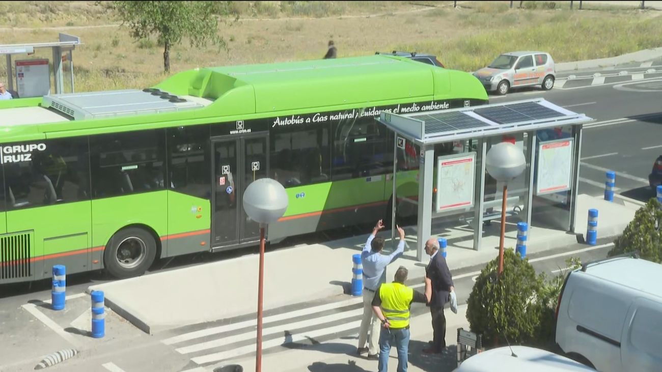 Un autobús interurbano llega a su parada solar en Leganés