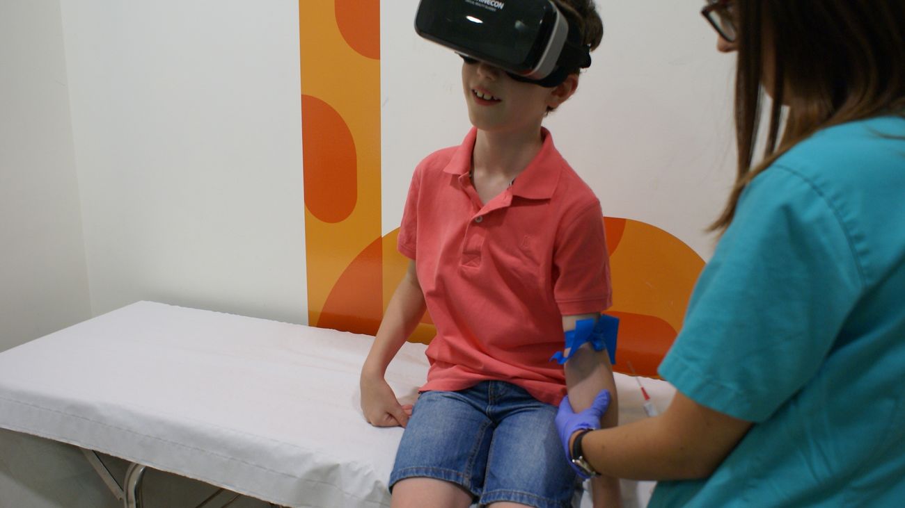 Un niño con gafas de realidad virtual