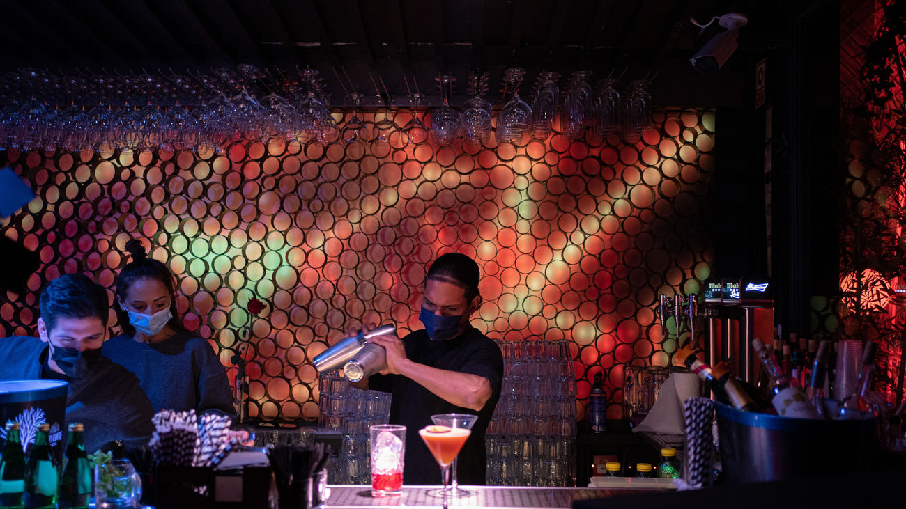 Un camarero prepara un cóctel en una discoteca