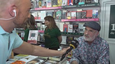 Fernando Aramburu, firmando en la Feria del Libro: "Me causa placer escribir"