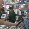Fernando Aramburu, firmando en la Feria del Libro: "Me causa placer escribir"