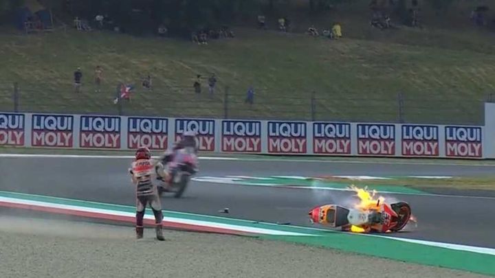 El piloto de Repsol Honda, Marc Márquez, mira su moto en llamas en el circuito de Mugello, Italia, el 28 de mayo de 2022 / Motogp.com