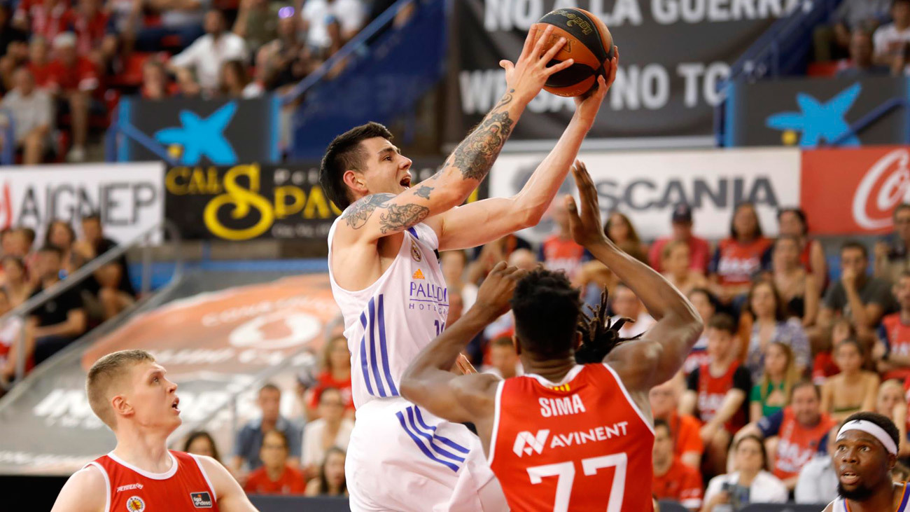 El pívot español del BAXI Manresa Yankuba Sima (2d) defiende la entrada de Gabi Deck (2i), alero argentino del Real Madrid, durante el partido de cuartos de final de la Liga Endesa