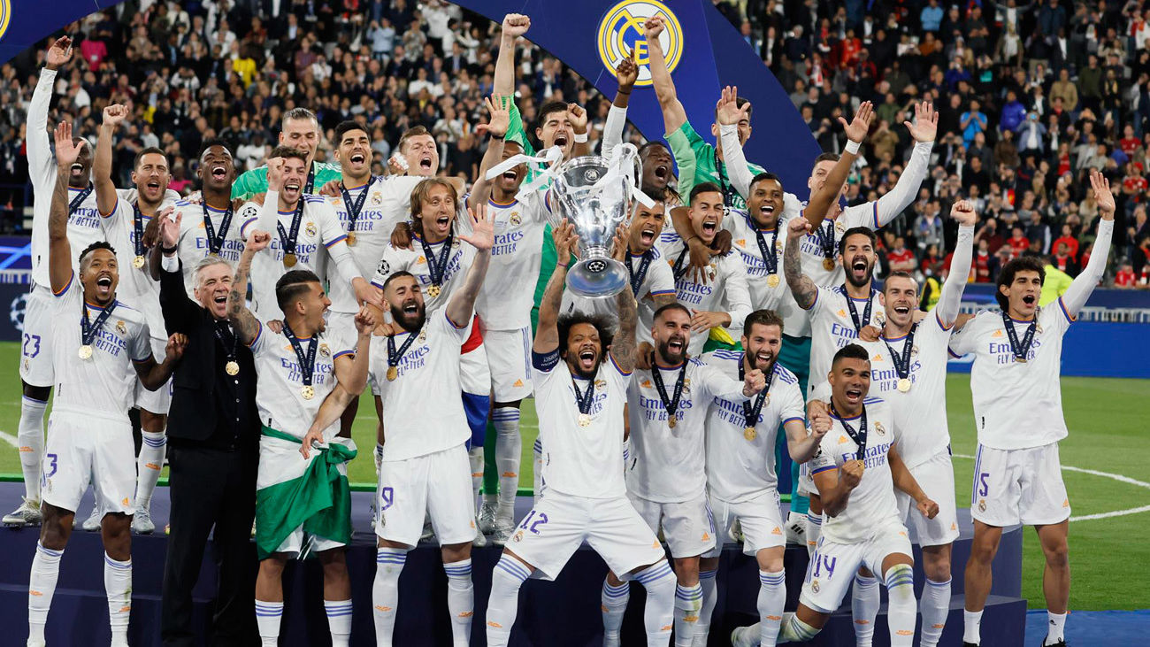 Los jugadores del Real Madrid celebran con el trofeo la victoria ante el Liverpool por 0-1 al término del partido de la final de la Liga de Campeones disputado este sábado en el Estadio de Francia, en Saint-Denis