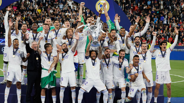 Los jugadores del Real Madrid celebran con el trofeo la victoria ante el Liverpool por 0-1 al término del partido de la final de la Liga de Campeones disputado este sábado en el Estadio de Francia, en Saint-Denis / EFE