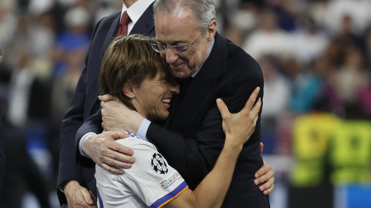 Florentino Pérez se abraza con Modric