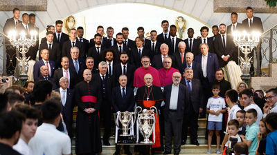 El Real Madrid ofrece la Liga y la Champions a la Virgen de la Almudena