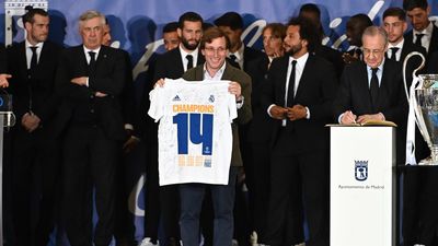 El 'toque' de Almeida a Courtois en la celebración de la 14ª Champions del Real Madrid