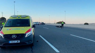 Un motorista, grave al ser arrollado por un vehículo que circulaba en sentido contrario por la A-6