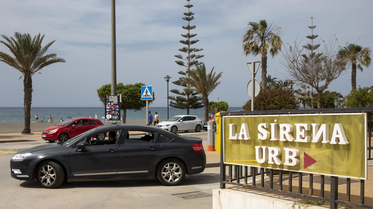 Entrada a la urbanización La Sirena, donde una mujer de 50 años ha sido apuñalada de muerte esta madrugada