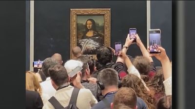 Un hombre lanza una tarta al cuadro de 'La Gioconda' en el Louvre