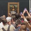 Un hombre lanza una tarta al cuadro de 'La Gioconda' en el Louvre