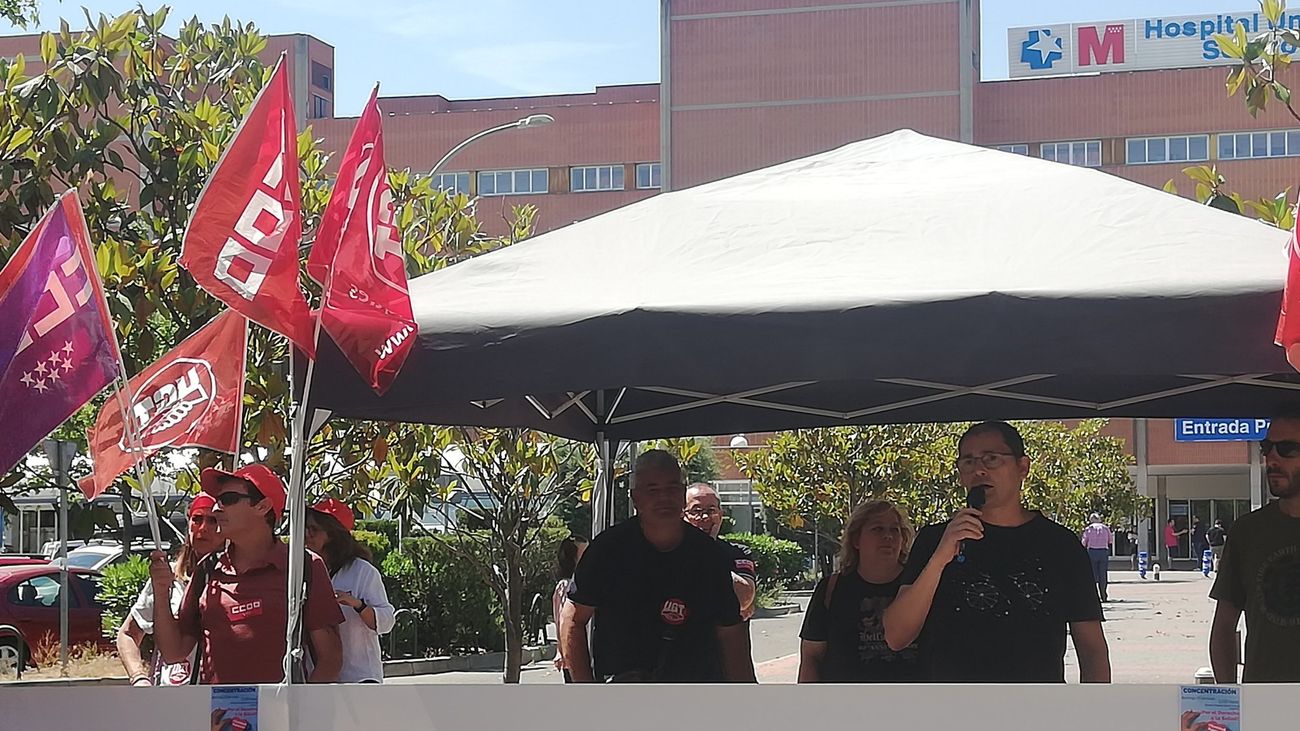 Concentración de vecinos de Leganés frente al Hospital Severo Ochoa
