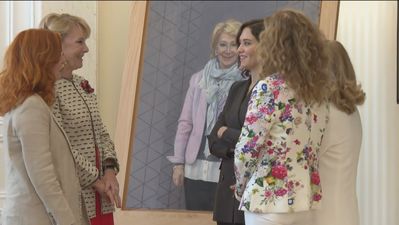 Díaz Ayuso descubre en la Real Casa de Correos el retrato de la expresidenta Esperanza Aguirre