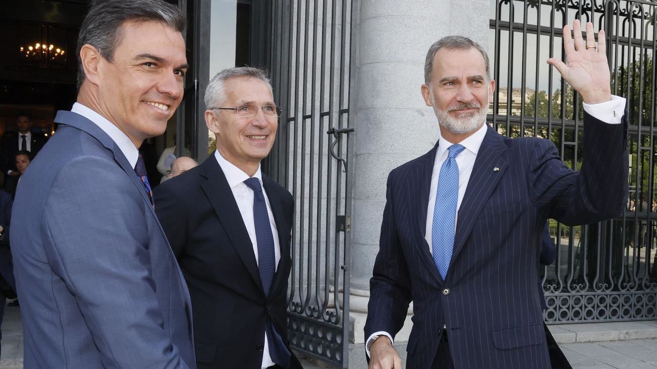 El Rey junto al secretario general de la OTAN, Jens Stoltenberg  y el presidente del Gobierno, Pedro Sánchez, en el acto por el 40 aniversario del ingreso de España en la OTAN