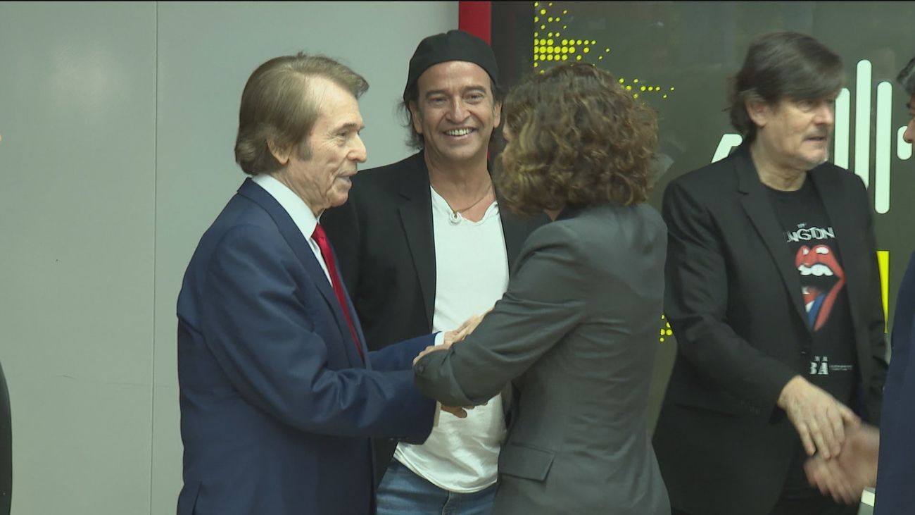 Fotografías de artistas y grupos musicales decoran la estación de Metro Estadio Metropolitano