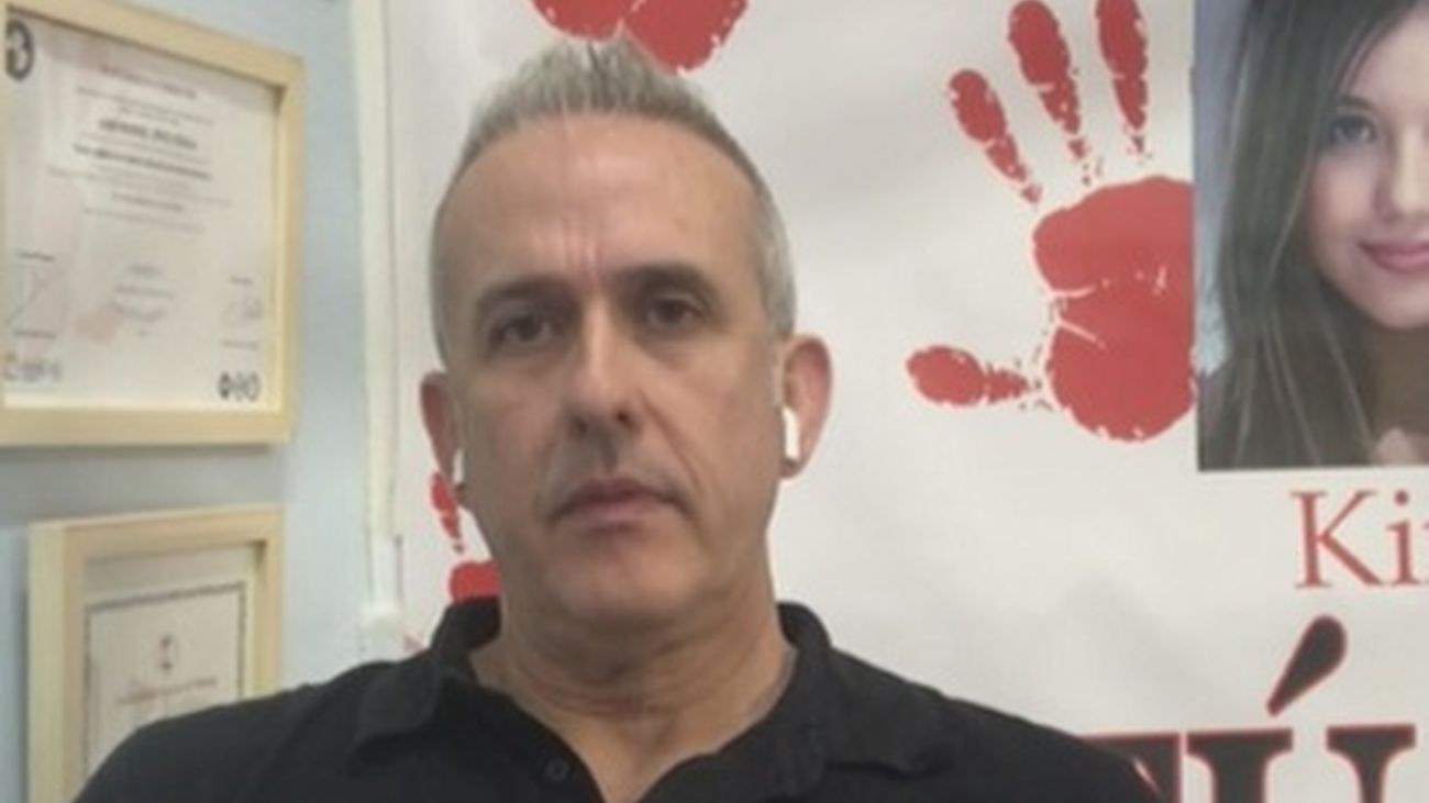 El padre de Kira, la joven que se suicidó, recoge firmas por un protocolo nacional contra el bullying