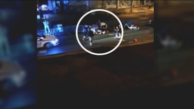 Un ciclista se destroza la cara al impactar contra una valla en la calle Bravo Murillo de Madrid