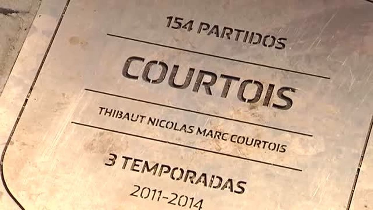 El Atlético repone la placa de Courtois en el Paseo de las Leyendas