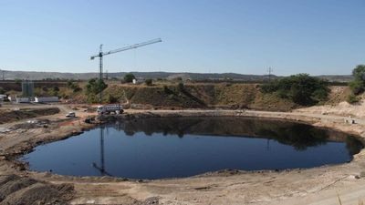 El 'chapapote' de la Laguna de Arganda se convierte en combustible para cementeras