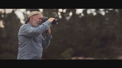 El fotógrafo de la chica afgana presenta en Madrid la película sobre su vida como reportero