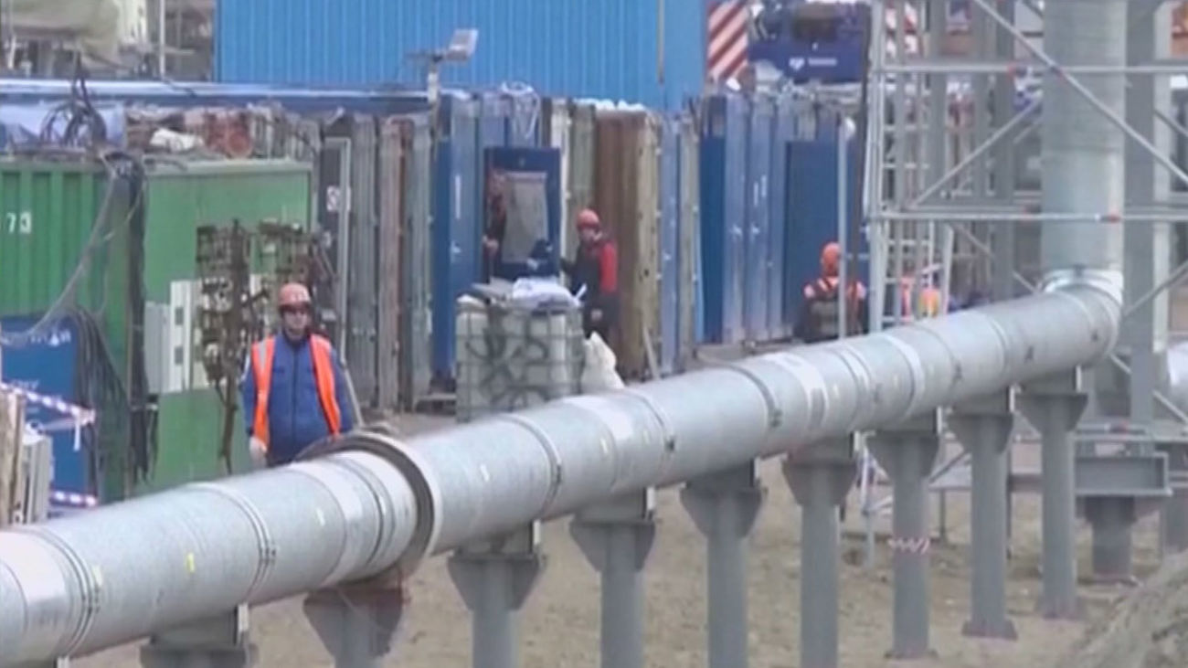 El petróleo escala por encima de 124 dólares y marca máximos desde marzo tras el embargo de la UE a Rusia