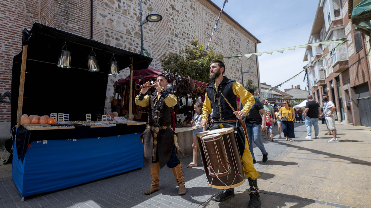 Músicos y paseantes en la última edición del Mercado Medieval de Mejorada del Campo