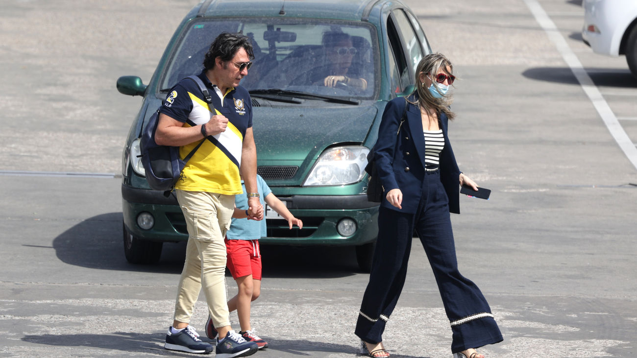 Luis Lorenzo y Arancha Palomino llegan a un supermercado junto a su hijo