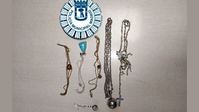 Detienen a dos mujeres que robaron en una casa y escondieron las joyas en un calcetín en Carabanchel