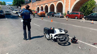 Herido grave un repartidor de comida de 19 años al chocar con una furgoneta en Tetuán