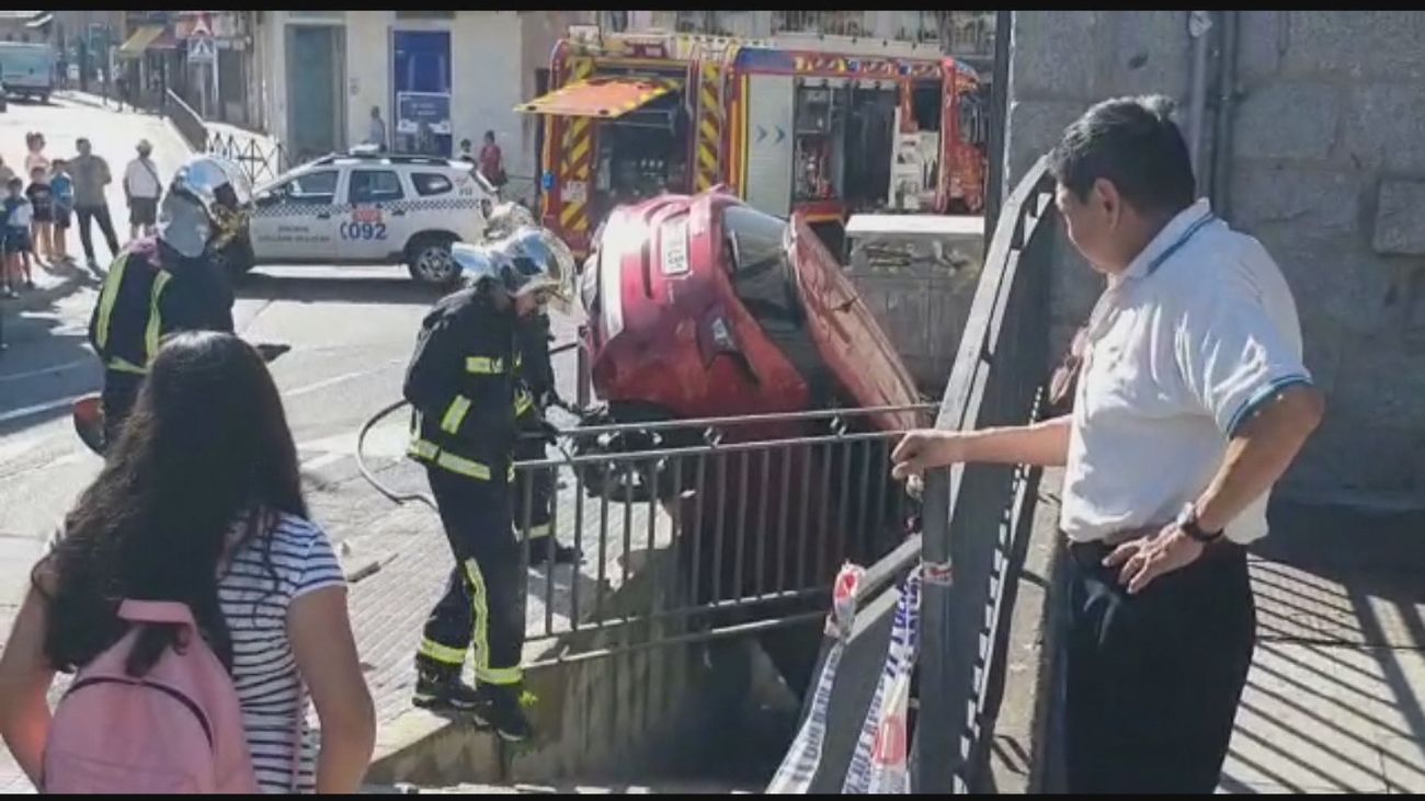 Impactante imagen: Un coche pierde el control y se empotra en unas escaleras en Collado Villalba
