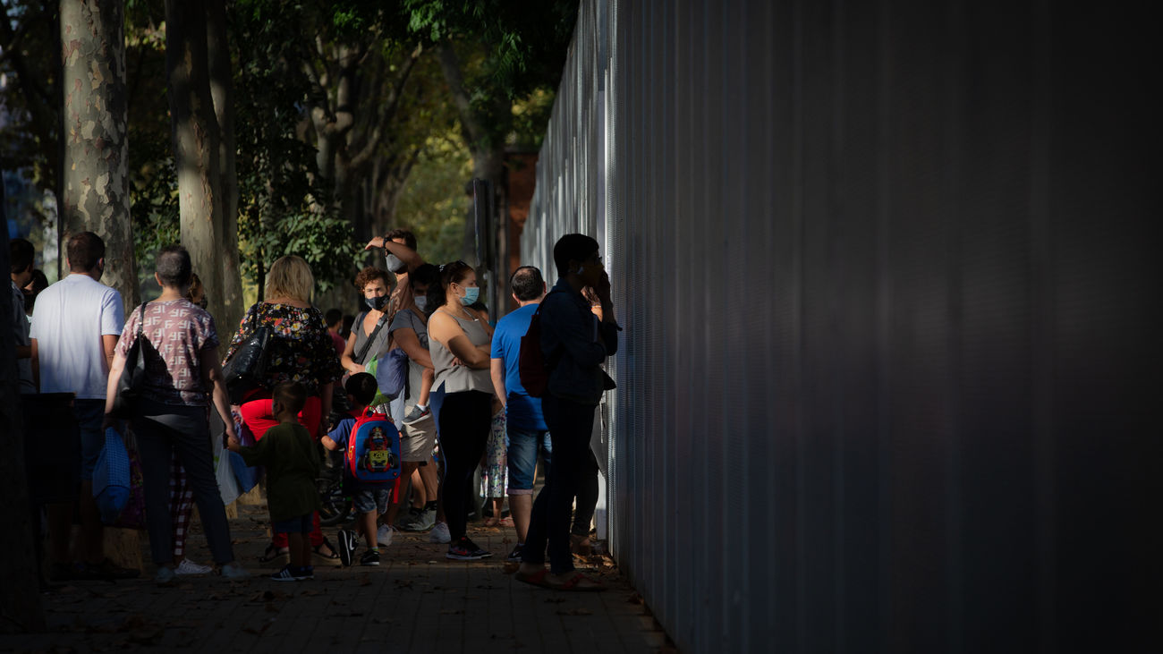Padres y alumnos a las puertas de un colegio de Barcelona
