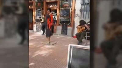 Hartos de los músicos callejeros en la Plaza de Olavide