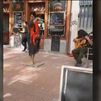 Hartos de los músicos callejeros en la Plaza de Olavide