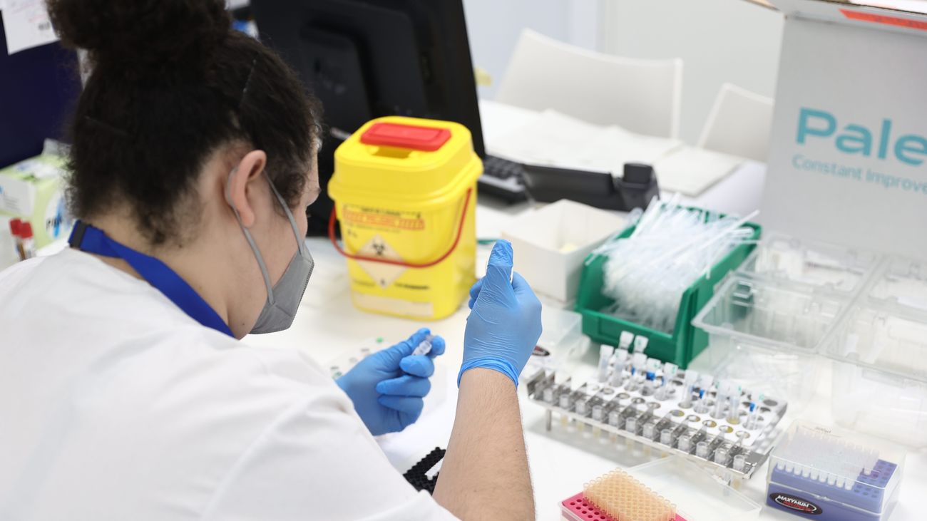 Una técnico de laboratorio trabaja con pruebas PCR en el Laboratorio de Microbiología del Hospital Gregorio Marañón