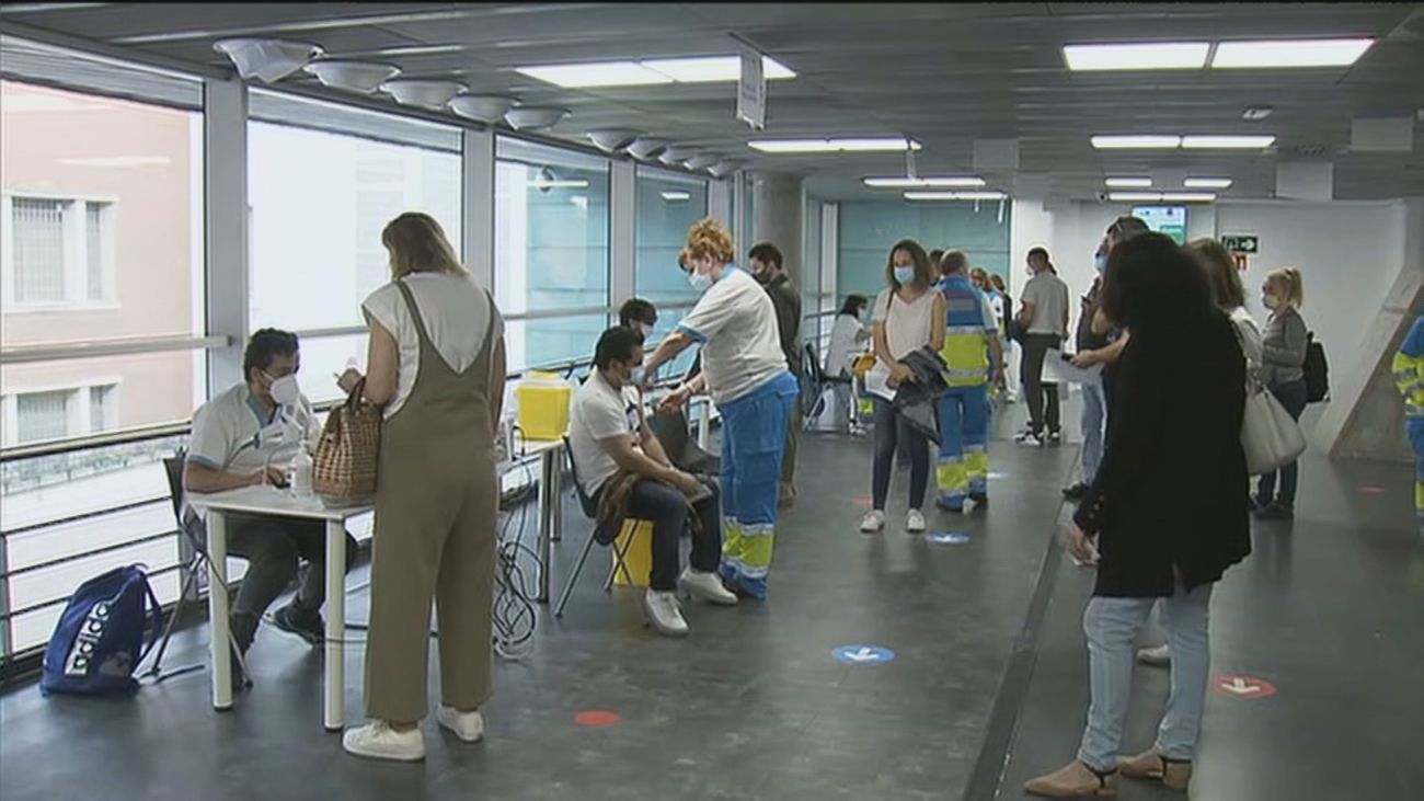 Cierra el punto de vacunación del WiZink Center y sus sanitarios se trasladan al Zendal que seguirá vacunando