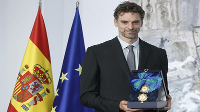 Pau Gasol recibe emocionado la Gran Cruz de la Real Orden del Mérito Deportivo