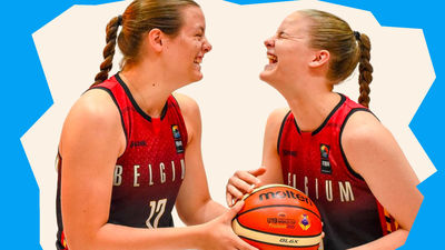 Las gemelas belgas Billie y Becky Massey fichan por Estudiantes