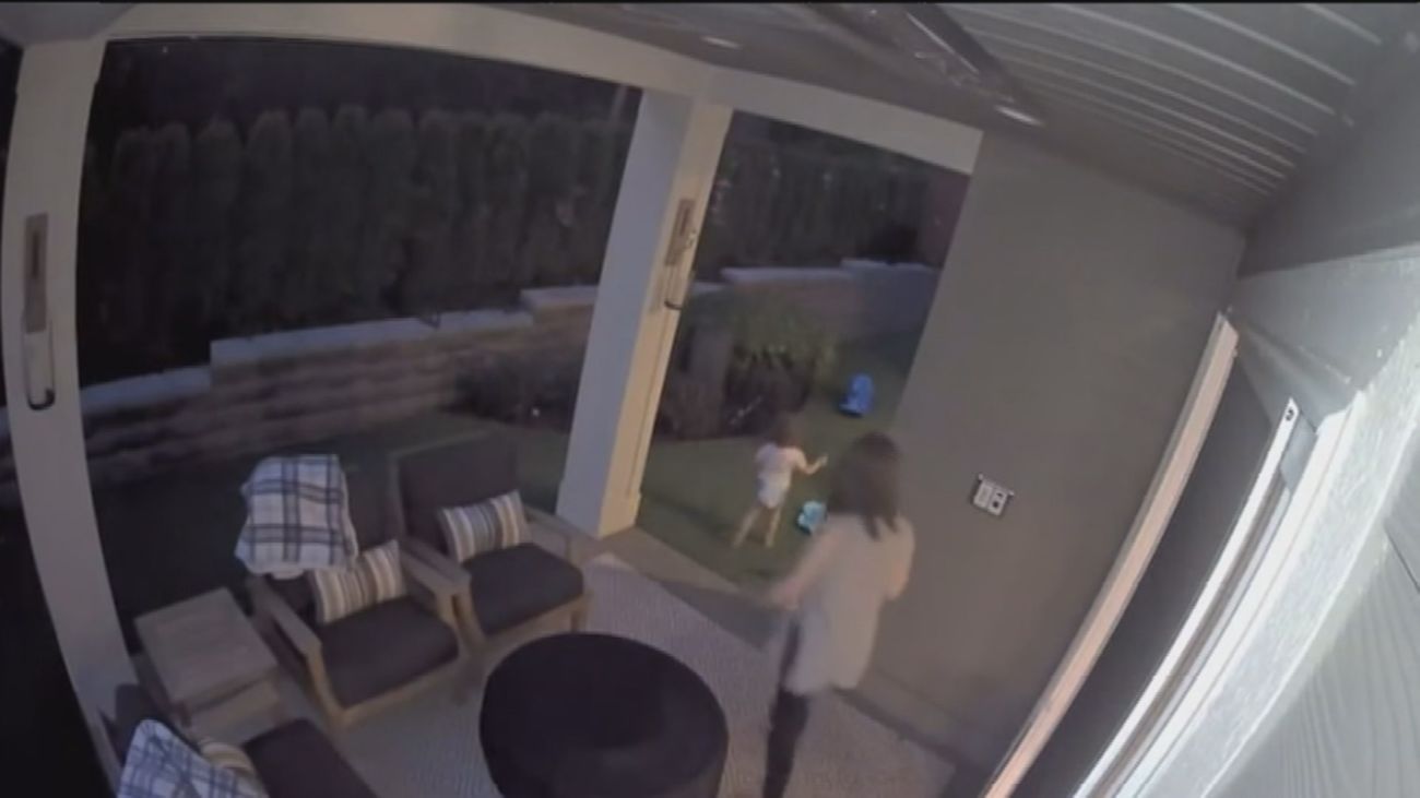 El susto de una madre al ver a su hija de cuatro años correr tras un oso que se había colado en su jardín